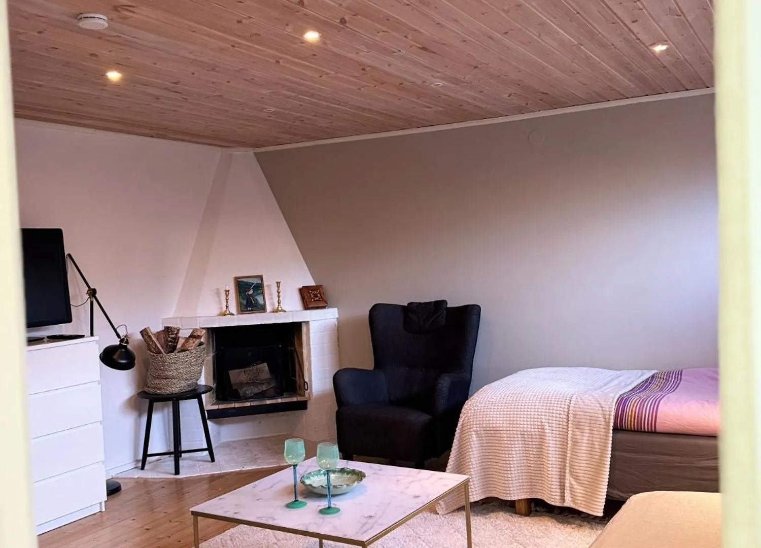 Coosy Authentic Swedish Wooden Studio Apartment, 25 Min To Stockholm City-Own Entrance contacts