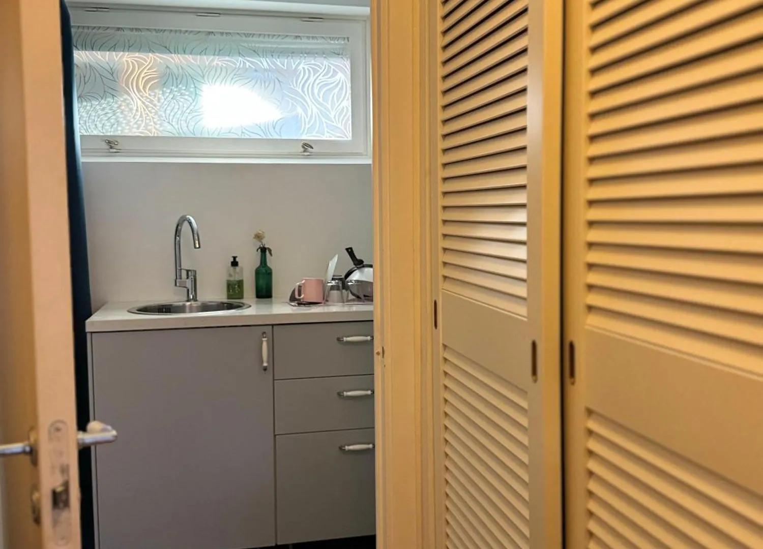Coosy Authentic Swedish Wooden Studio Apartment, 25 Min To Stockholm City-Own Entrance 0*,  Σουηδία